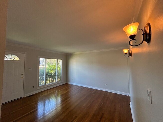 Building Photo - Cozy Ranch - Prime Location - Libbie and G...