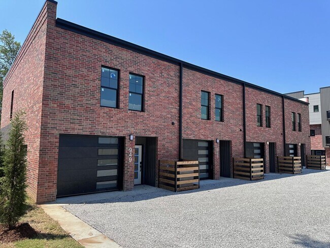 Building Photo - ***949 SE 10th Street***