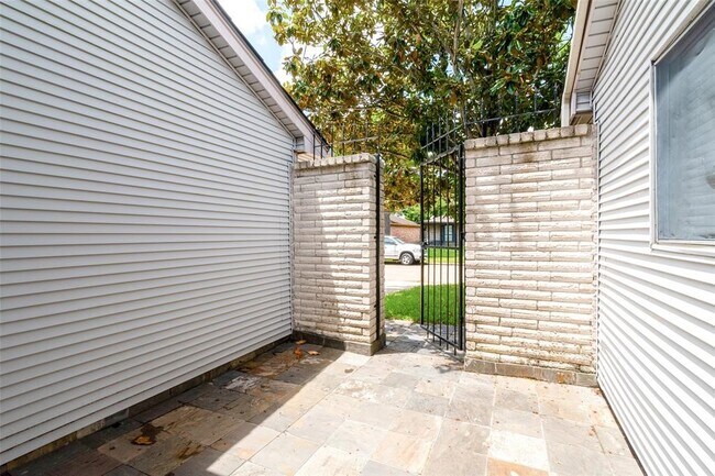 Building Photo - 2527 Colonial Ridge Dr