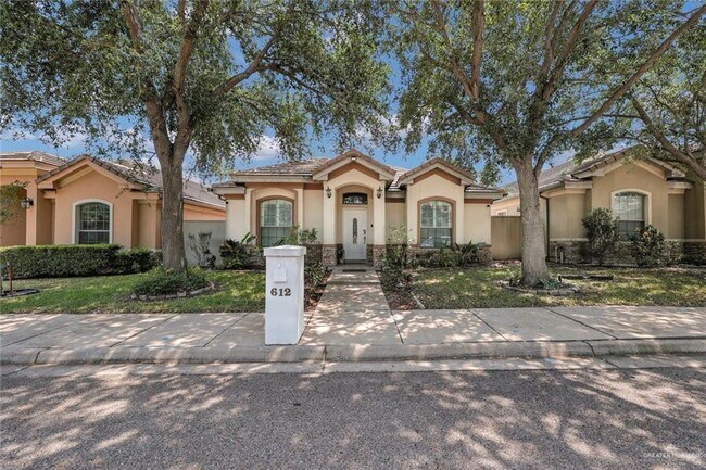 Building Photo - 21 E Thornhill Ave