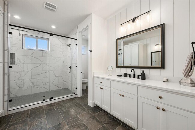 Building Photo - 510 E 7th St