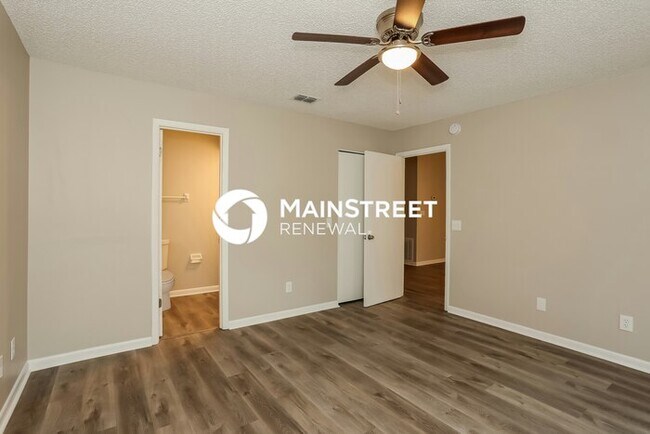 Building Photo - 3 Bedroom Pet-Friendly Home in Jacksonville, FL with Main Street Renewal