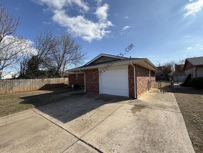 Building Photo - 3938 SE 14th Pl