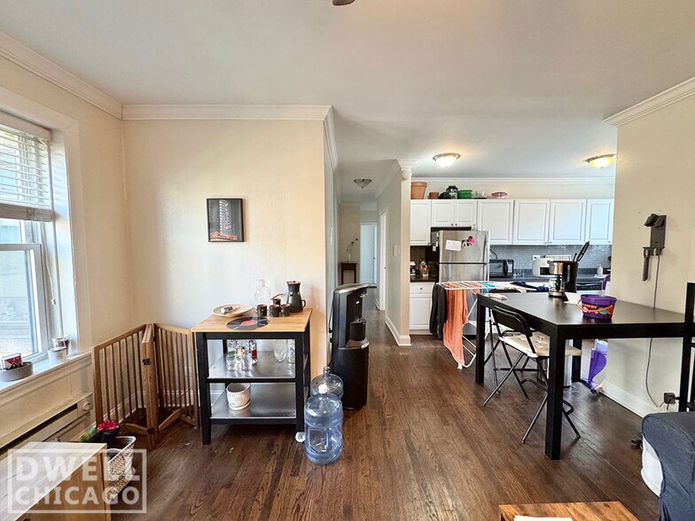 Building Photo - 3825 N Greenview Ave