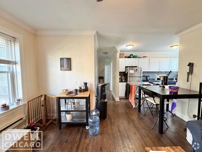 Building Photo - 3825 N Greenview Ave