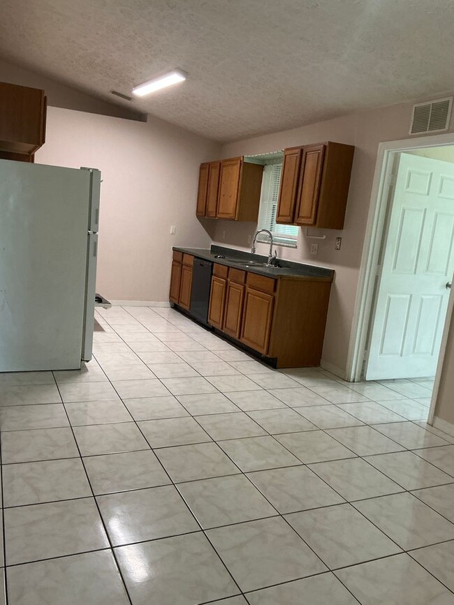 Building Photo - 4 bedroom 3 bath. RENT  IS $2,400.00 A MONTH