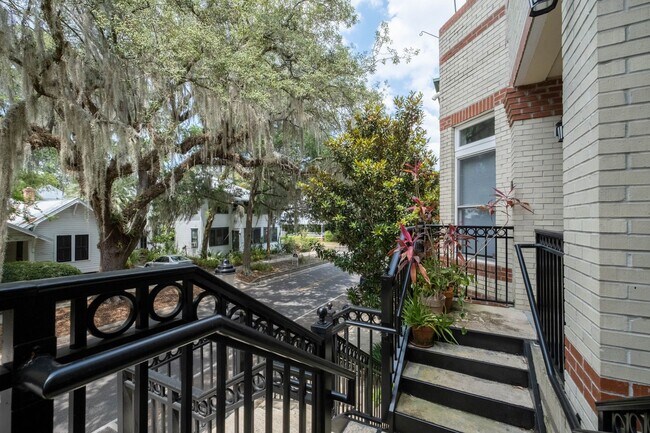 Building Photo - Exclusive Townhome with garage - Regents Park
