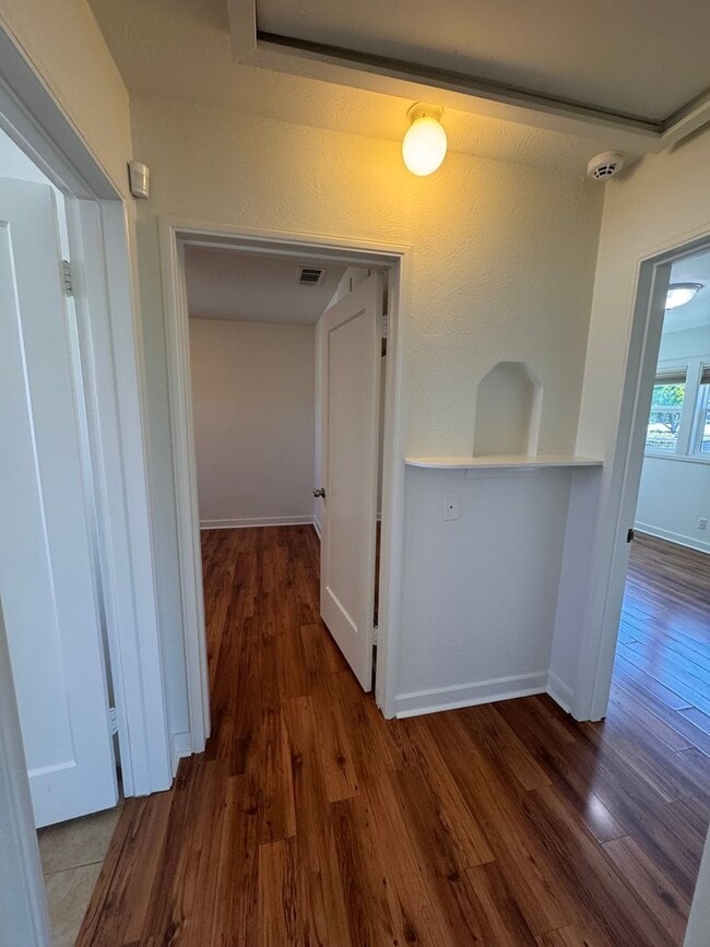 Building Photo - 209 E Laurel Dr