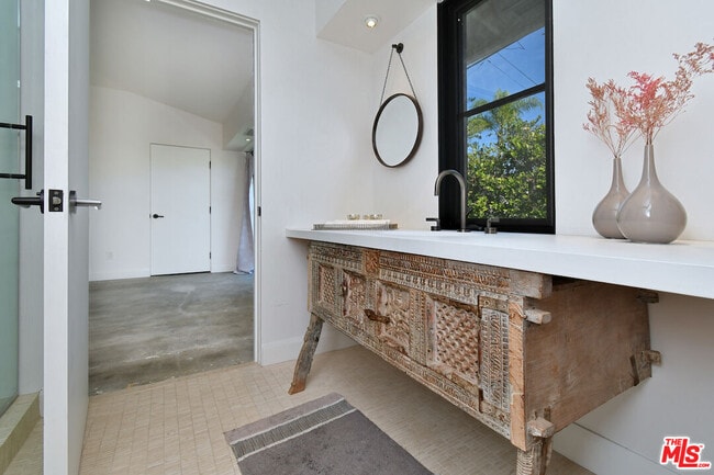 Building Photo - 2145 Linda Flora Dr