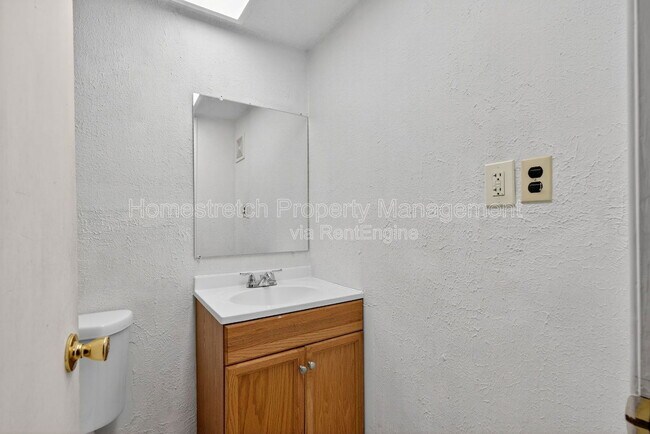 Building Photo - 2 Canary Ct