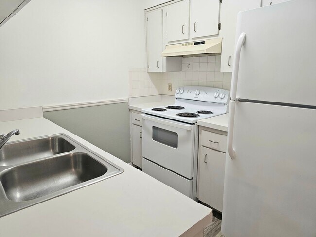 Building Photo - 2nd floor Crystal Landings Condo with Pool...