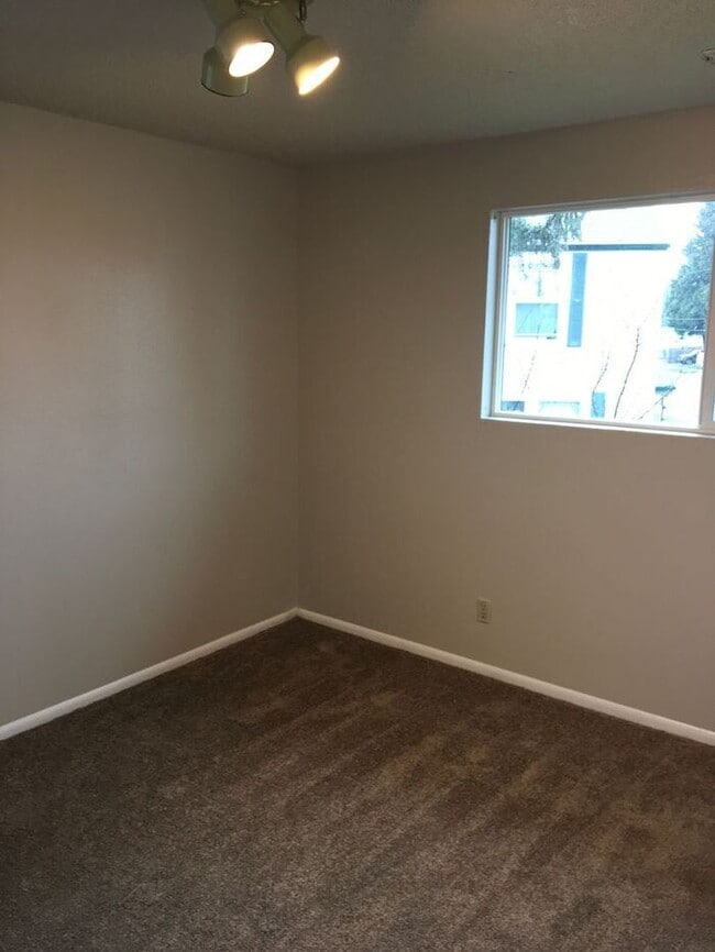 Building Photo - Sumner Townhome Duplex W/D w/ 1 car carport FREE JAN