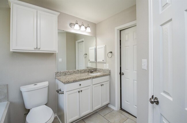 Building Photo - 946 Oak Falls Dr