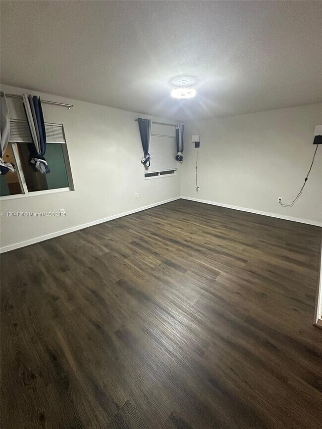 Building Photo - 392 NW 11th Ct