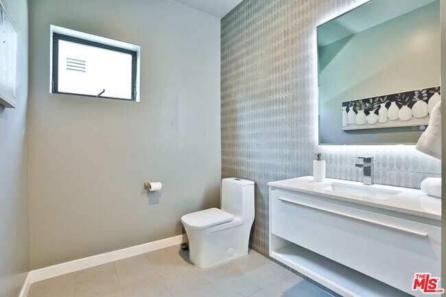 Building Photo - 1622 S Mansfield Ave