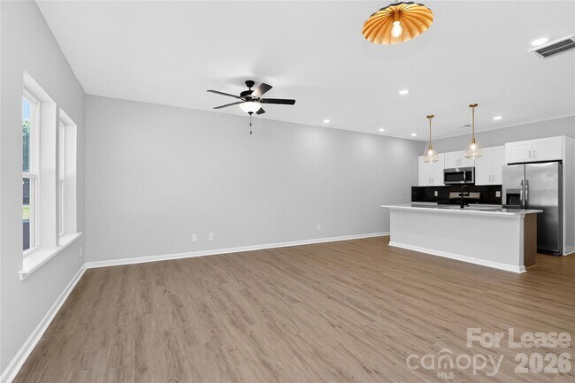 Building Photo - 337 N Hoskins Rd