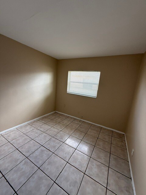 Building Photo - 3907