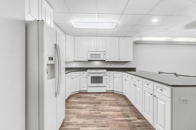Building Photo - 118 W Mulberry St