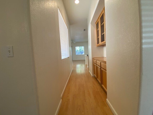 Building Photo - Charming 5 bedroom 2.5 bathroom home located in Natomas!