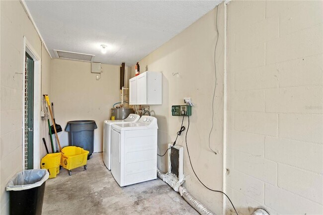 Building Photo - 6928 Greenhill Pl