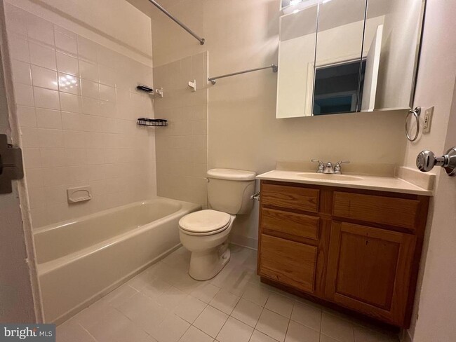 Building Photo - 2080 Golf Course Dr