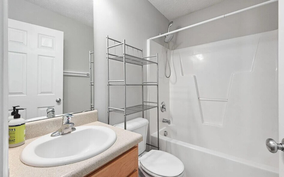 shared bathroom - 2018 Grassy Banks Dr