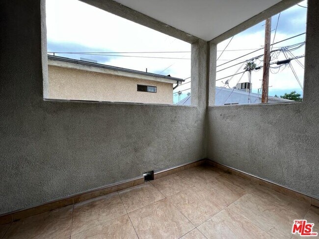 Building Photo - 1529 N Kingsley Dr
