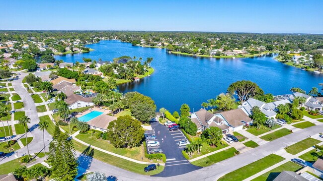 Building Photo - 12865 Meadowbend Dr