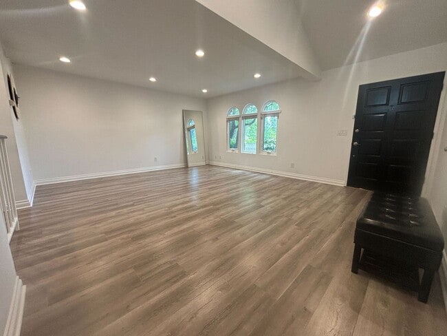 Building Photo - Modern 2-Bedroom Townhome with Garage in t...