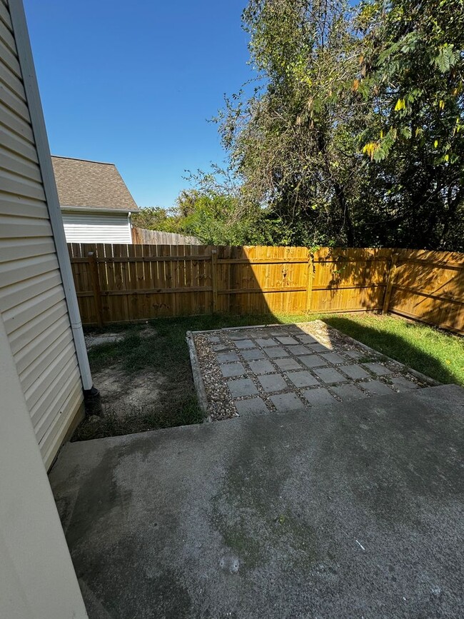 Building Photo - Newly renovated 3 bed/ 2.5 bath near Nasvh...