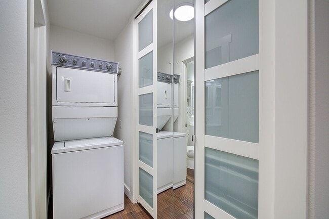 Building Photo - 2bd/1ba Kirkland Condo