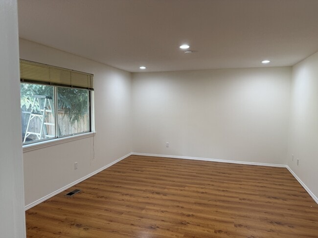 Building Photo - 13235 SW Barberry Dr