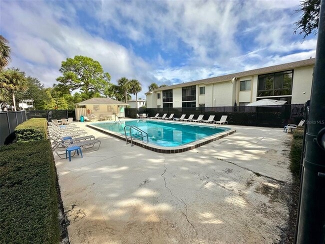 Building Photo - 201 Pine Ct