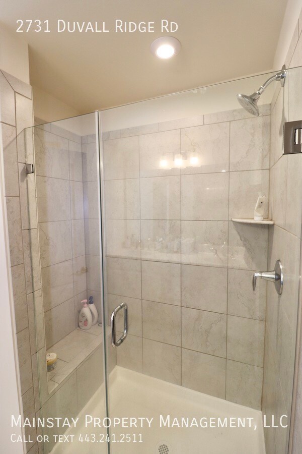Building Photo - 2 Bedroom Plus DEN End Unit Townhome W Gar...