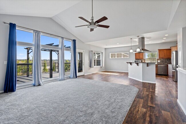 Building Photo - 910 W Chaperon Peak Dr