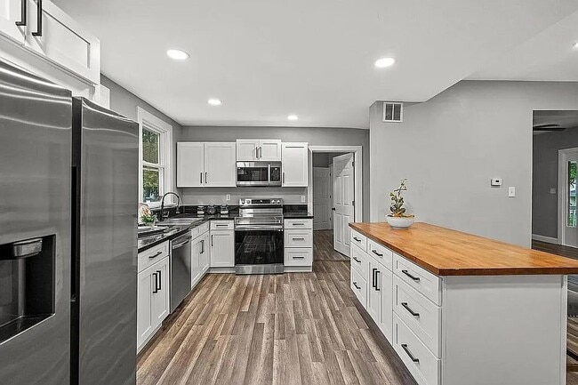 Building Photo - 5811 Bramble Ave