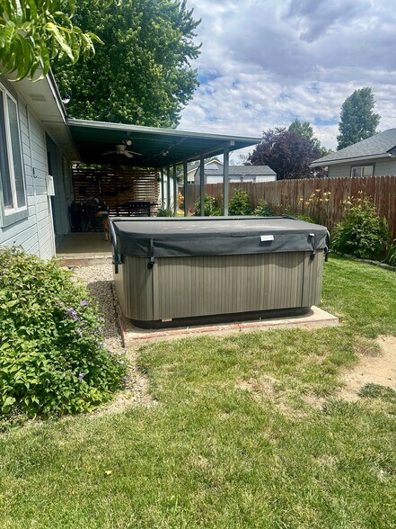 Building Photo - 1717 W Topanga Dr