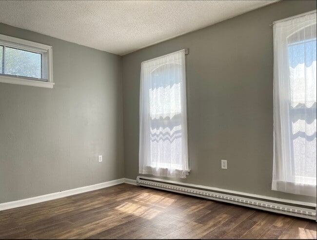 Building Photo - Amazing 5 Bedroom 2Bathroom Duplex in St Paul!!!