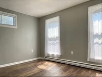 Building Photo - Spacious 5 Bedroom 2Bathroom Duplex in St Paul!!!