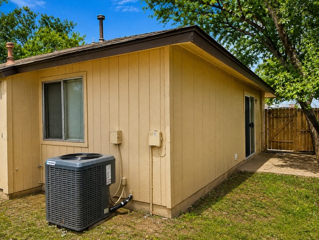 Building Photo - 8873 Meadow Trace St