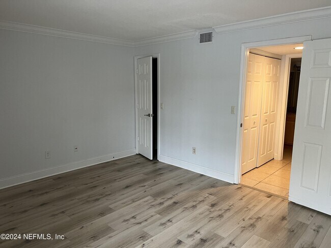 Building Photo - 858 Shoreline Cir