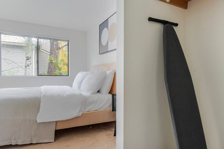 Building Photo - 15606 NE 40th St