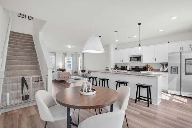 Building Photo - Bright & Welcoming 5-Bedroom Home in Richmond Hill, GA