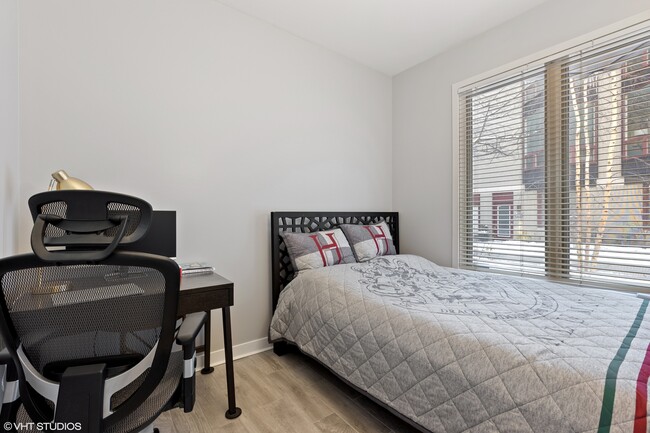 Building Photo - 1240 W Cottage Pl