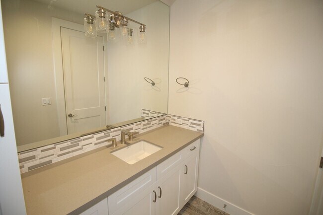 Building Photo - 2104 E Las Palmas Dr