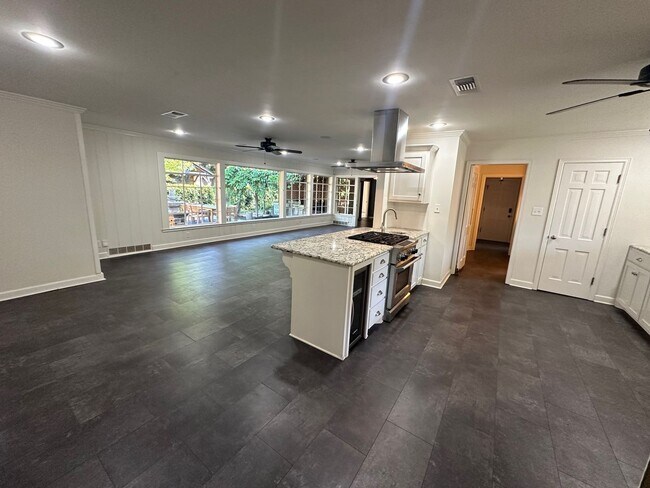 Building Photo - Must see, beautiful home!