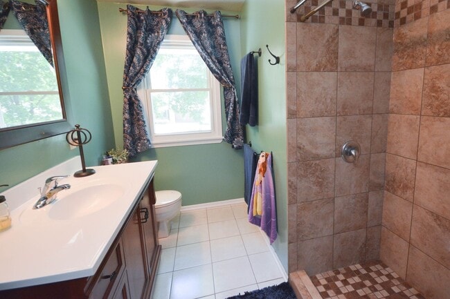 Building Photo - Beautifully updated home in desirable Coun...