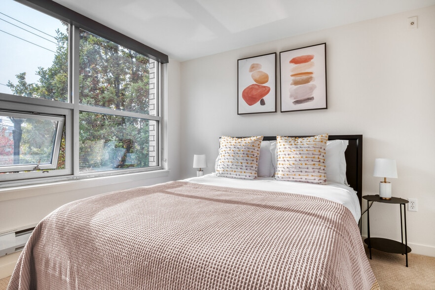 Building Photo - 330 3rd Ave W