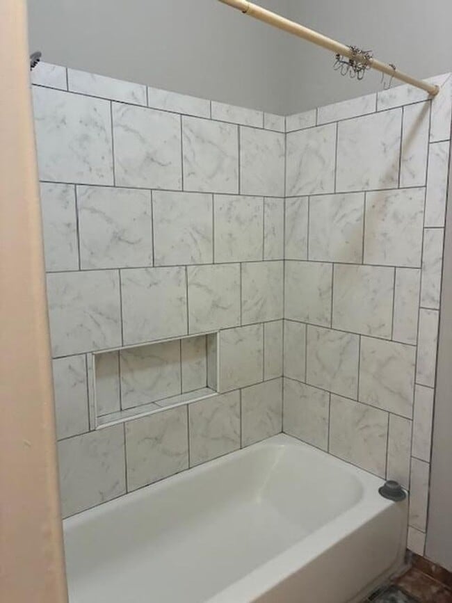 Building Photo - Spacious 1 bedroom/ 1 bath unit in Midtown...