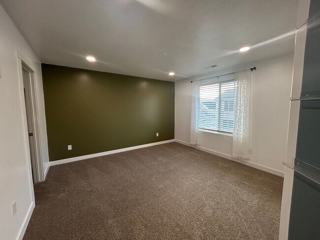 Building Photo - 3 Bedroom 3 Bathroom Townhouse in Saratoga Springs!